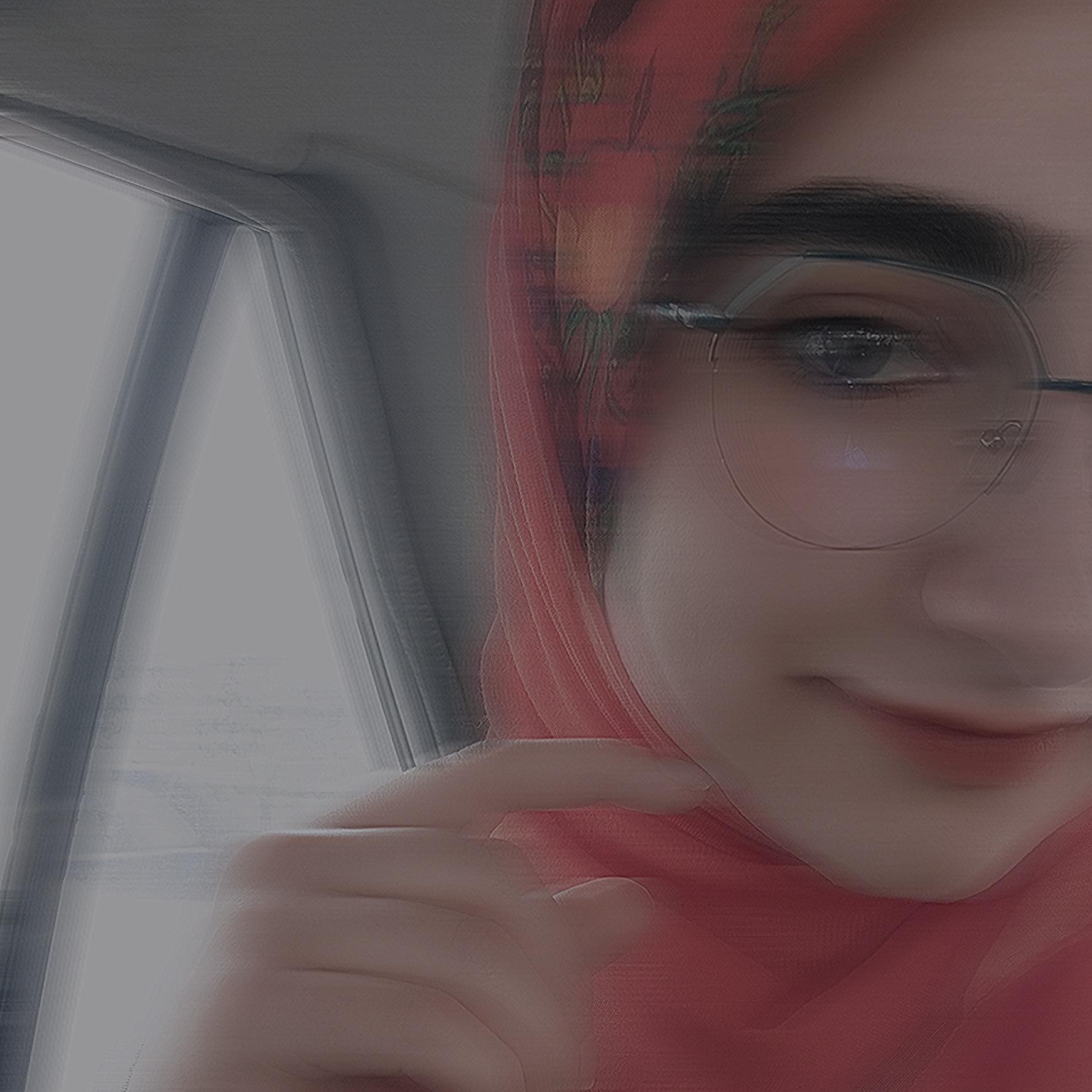 [پشت میز]